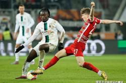 包含汉堡球员表现低迷，主帅或面临压力的词条