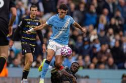 米兰体育注册-曼城获得主场胜利，继续领跑英超