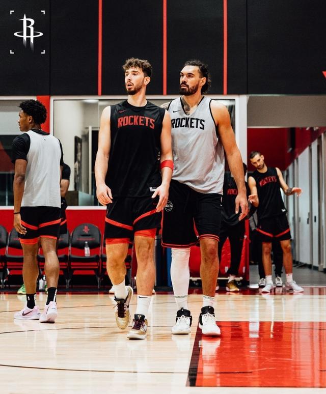 老鹰客场战胜魔术，年轻球员表现抢眼