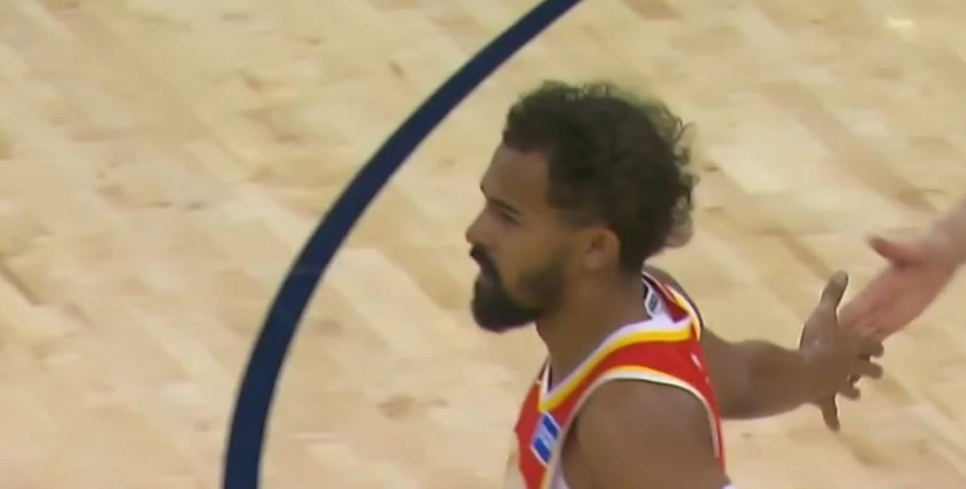 包含老鹰队在主场逆转对手，喜获一胜的词条